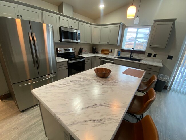 Foto del edificio - Beautifully Furnished 3 bed/2bath Hamilton...