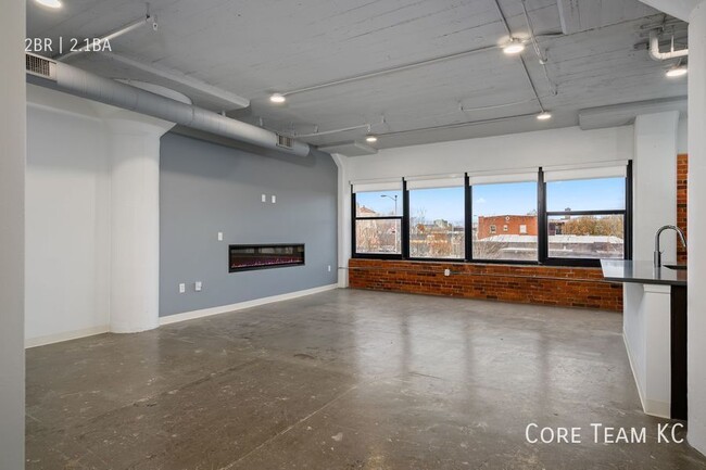 Building Photo - Large Loft in Midtown!