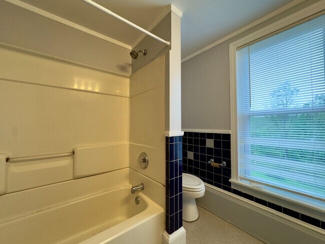 Foto del edificio - Charming 2-Bedroom Townhome with Spacious ...