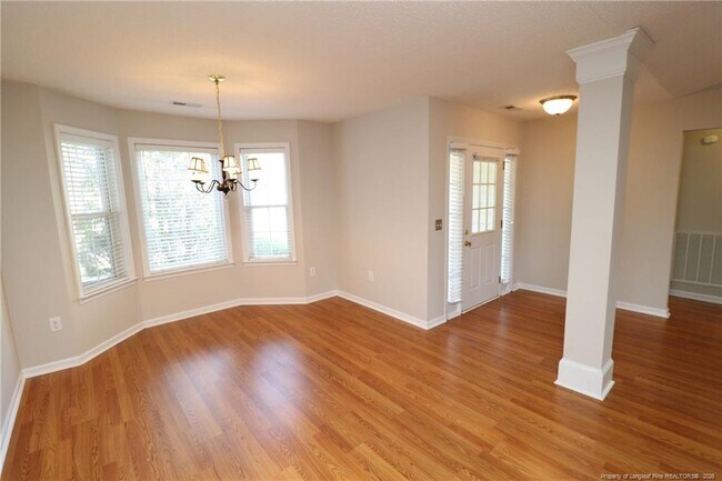 Foto del edificio - 305 Firefly Rd