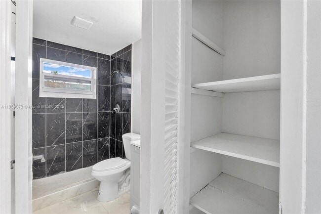 Foto del edificio - 5305 NW 18th St