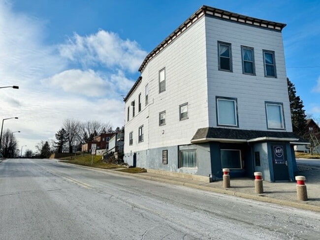 Building Photo - 211 Green Bay Rd