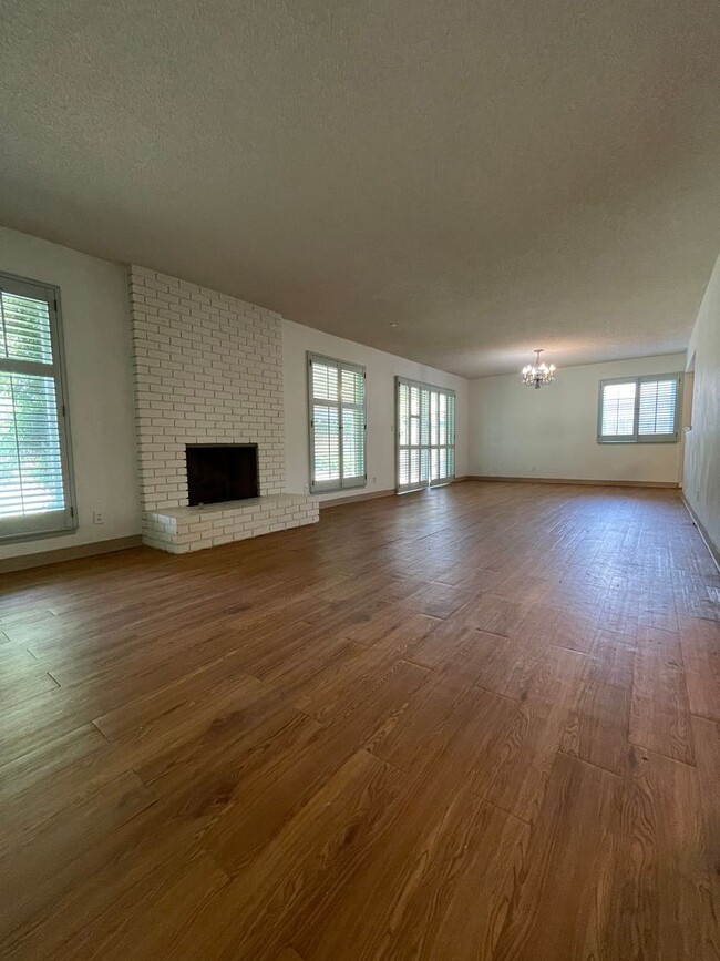 Building Photo - 3 Bedroom / 2 Bathroom  Home