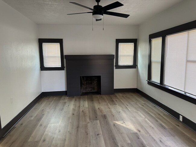 Building Photo - 855-856 Court/Cypress Duplex