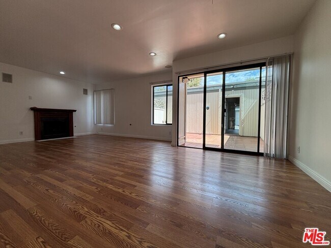 Foto del edificio - 10574 Sunland Blvd