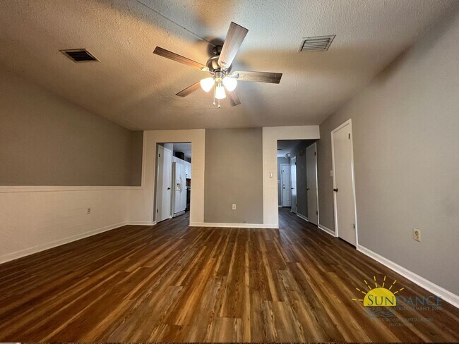 Foto del edificio - Nice 3 Bedroom with a garage in Shalimar!