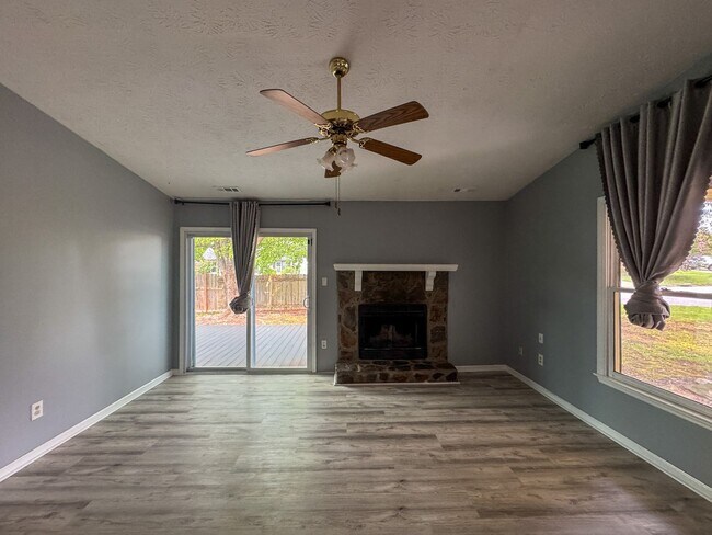 Foto del edificio - Charming 3 Bed 2 Bath Home with Fenced Yard