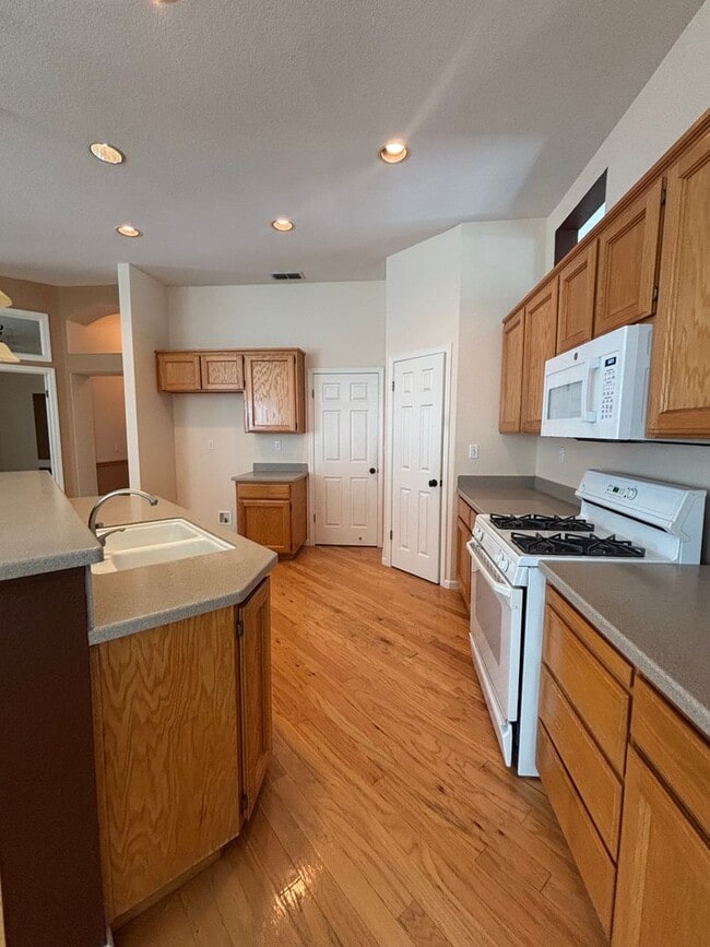 Foto del edificio - BEAUTIFUL 4-BEDROOM HOME IN ELK GROVE!!