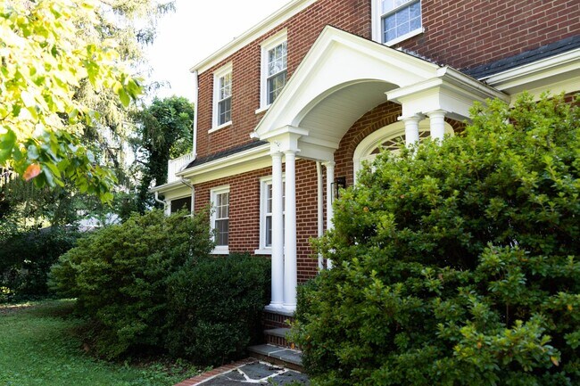 Foto del edificio - 3 Bedroom Home Located Near UVA