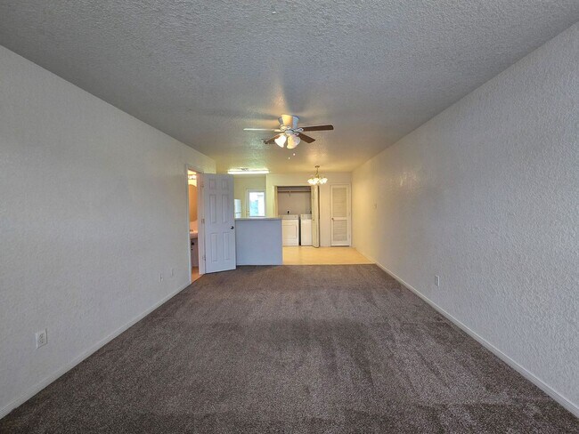 Foto del edificio - AVAILABLE NOW!