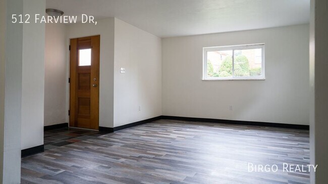 Building Photo - 2 Bedroom 1 Bath Plus a Bonus Dining/Offic...
