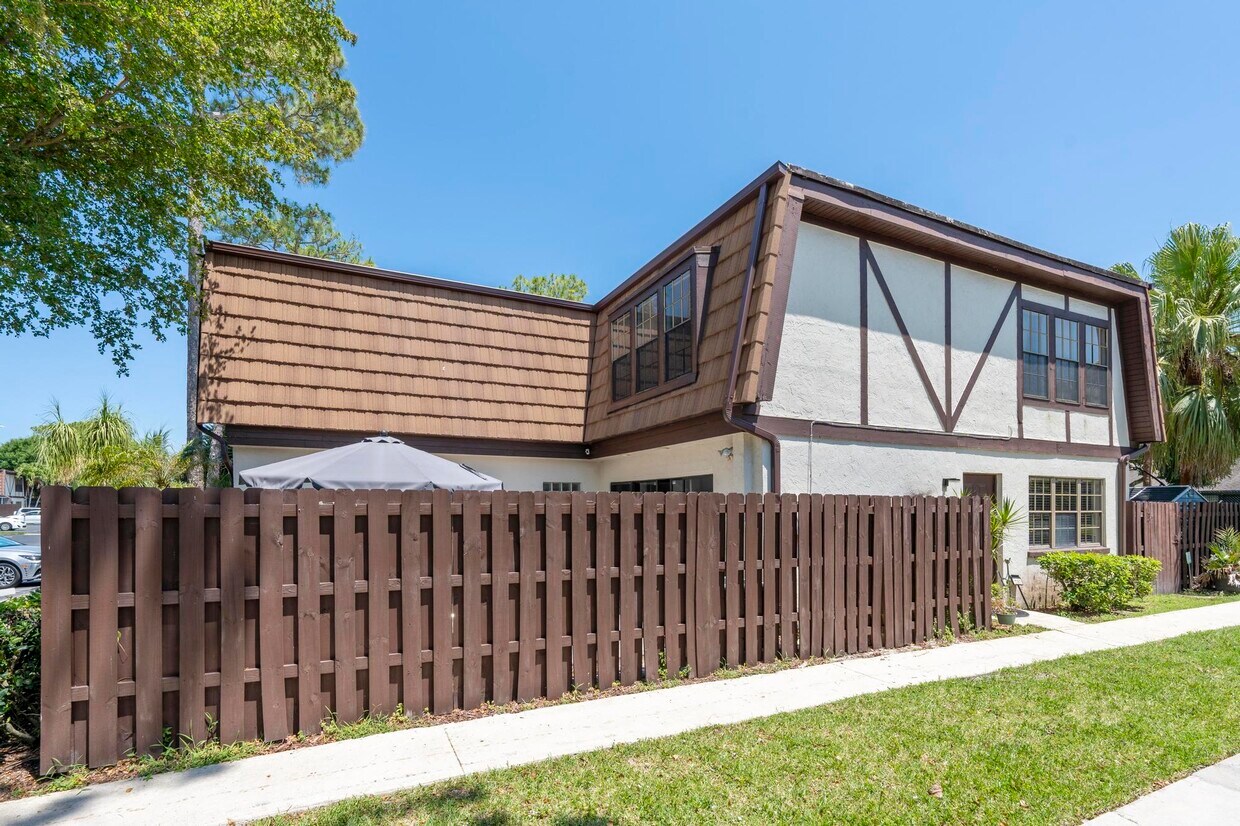 128 Weybridge Cir, Royal Palm Beach, FL 33411 Townhome Rentals in