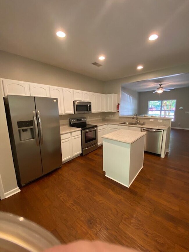Building Photo - Beautiful 2Br 2.5Bath totally renovated to...