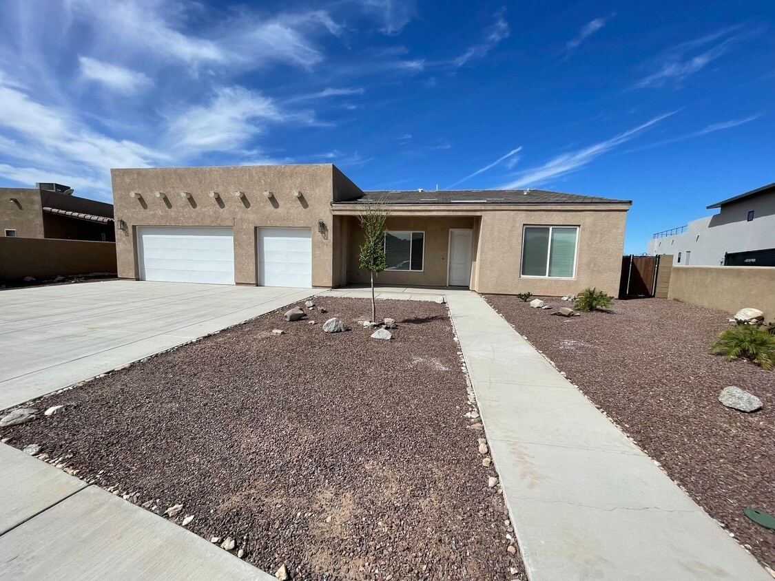 NEARLY NEW LARGE & IMMACULATE HOME ON HUG... House Rental in Yuma
