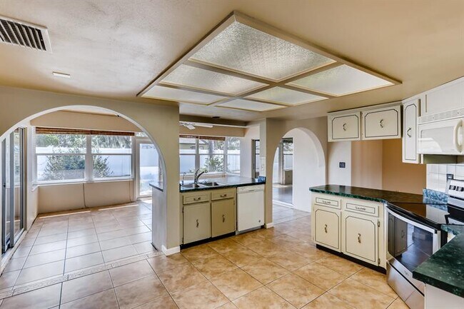Building Photo - 527 Wayfarer Dr, Tarpon Springs, FL, 34689