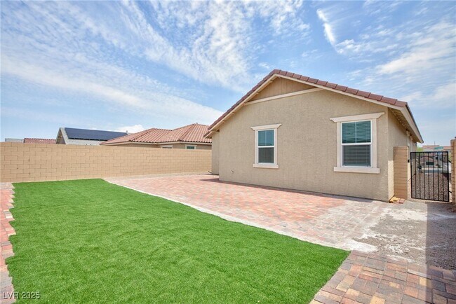 Foto del edificio - 819 Cottonwood Hl Pl