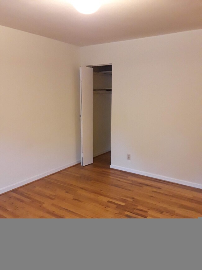 Foto del edificio - 5947 Belmont Ave