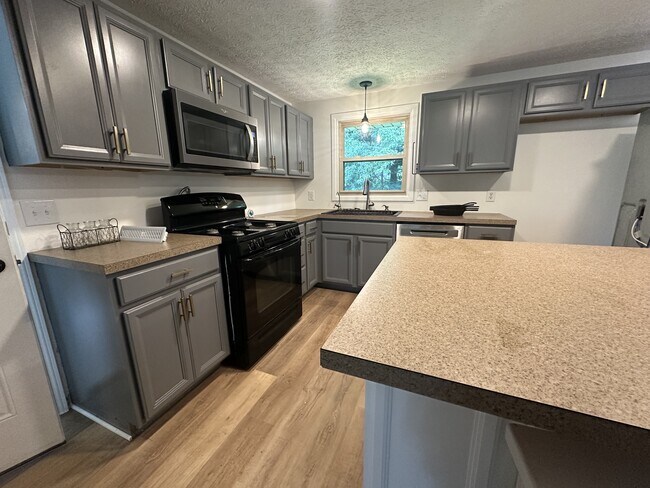 Foto del edificio - 6701 Silver Leaf Ave NW