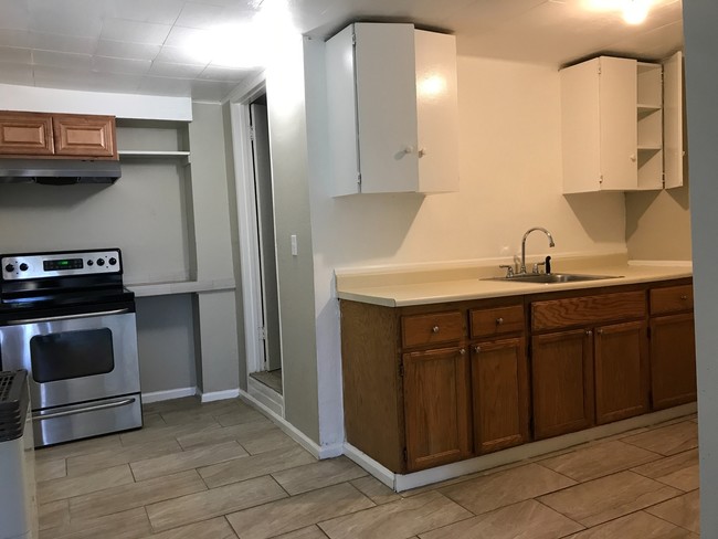 Building Photo - Studio in Victorian Home near downtown