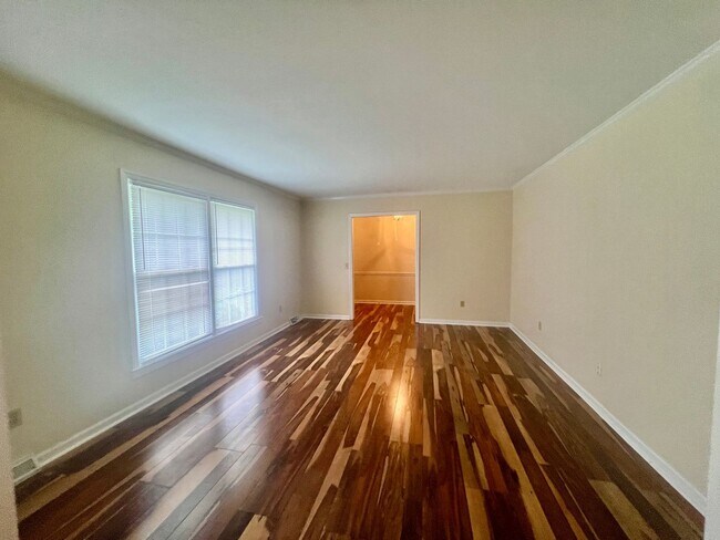 Foto del edificio - 4 BR, 1 car garage, Very desirable Pine Valley Community and Schools! Fenced yard! Hard wood floo...