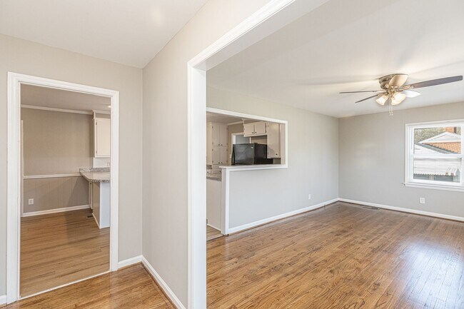 Foto del edificio - Updated Brick Ranch, Hardwoods, New Window...