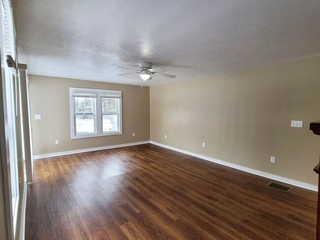 Foto del edificio - 3 Bedroom Home with 2-Car Detached Garage!