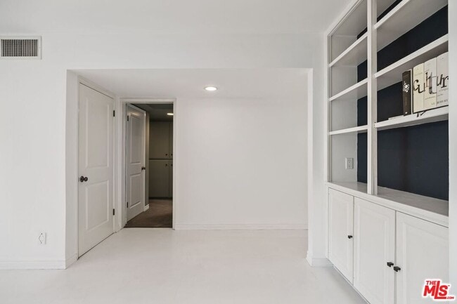 Building Photo - 949 Kings Rd