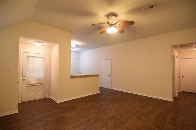 Building Photo - 2203 Armadillo Dr