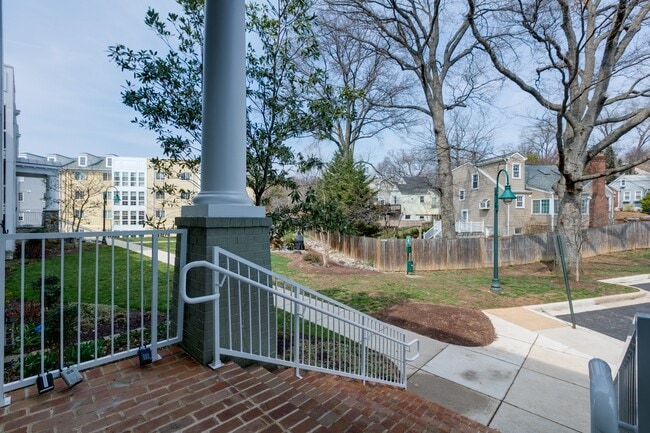 Building Photo - Fantastic end-unit condo