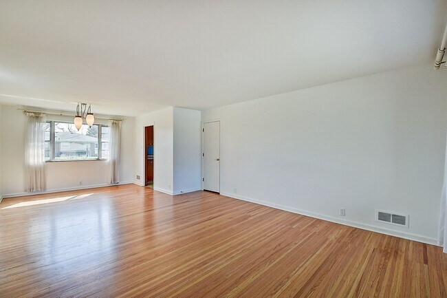 Building Photo - 1049 N Lesley Ave