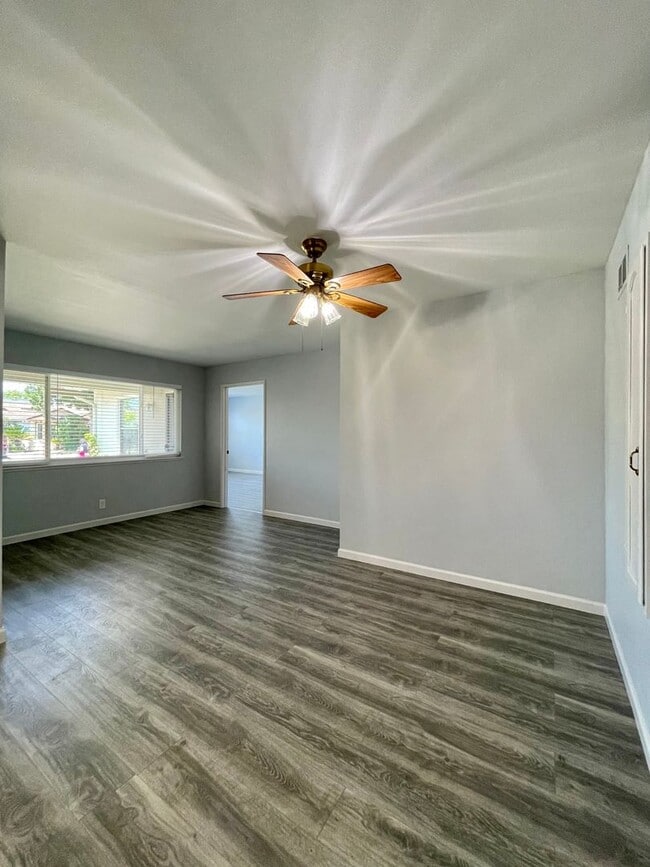Building Photo - 4 Bedroom, 2 Bath - Santa Clara