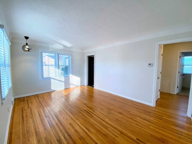 Sala de estar: relucientes pisos de madera noble y abundante luz natural. - 710 Sheridan Avenue North