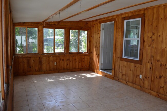Building Photo - 15 Henniker St
