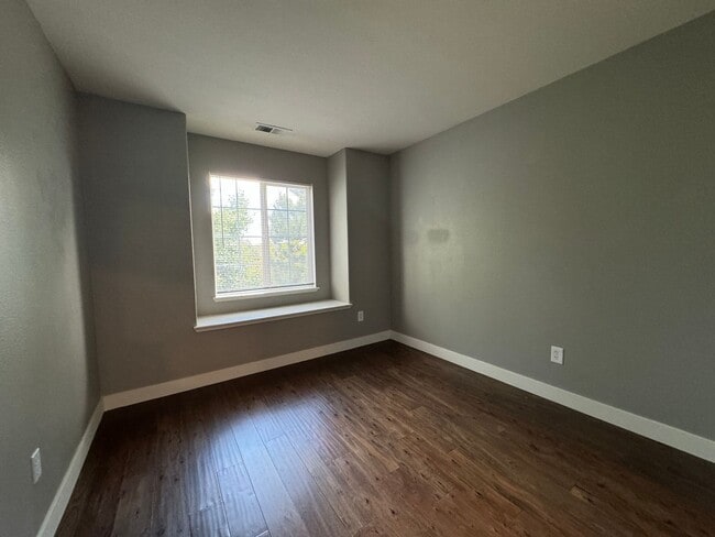 Building Photo - Adorable and Cozy 3 bed / 2.5 Bath - Comin...