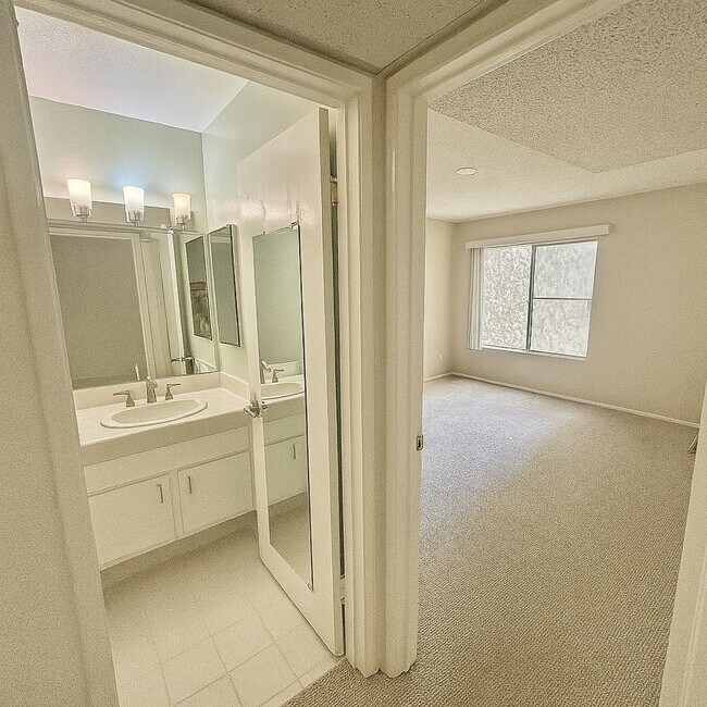 Foto del edificio - For Rent: 1 Bed / 1 Bath Condo in Lakeside...