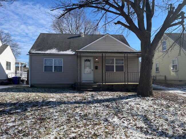 Building Photo - Cute 3 bedroom 1 bathroom single family ho...