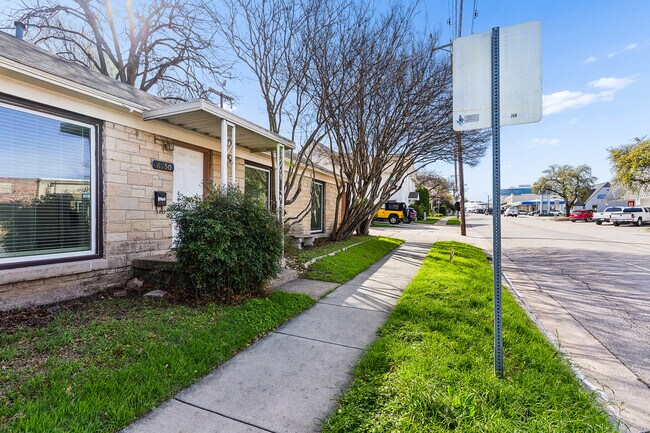 Foto del edificio - 6950 Hillcrest Ave