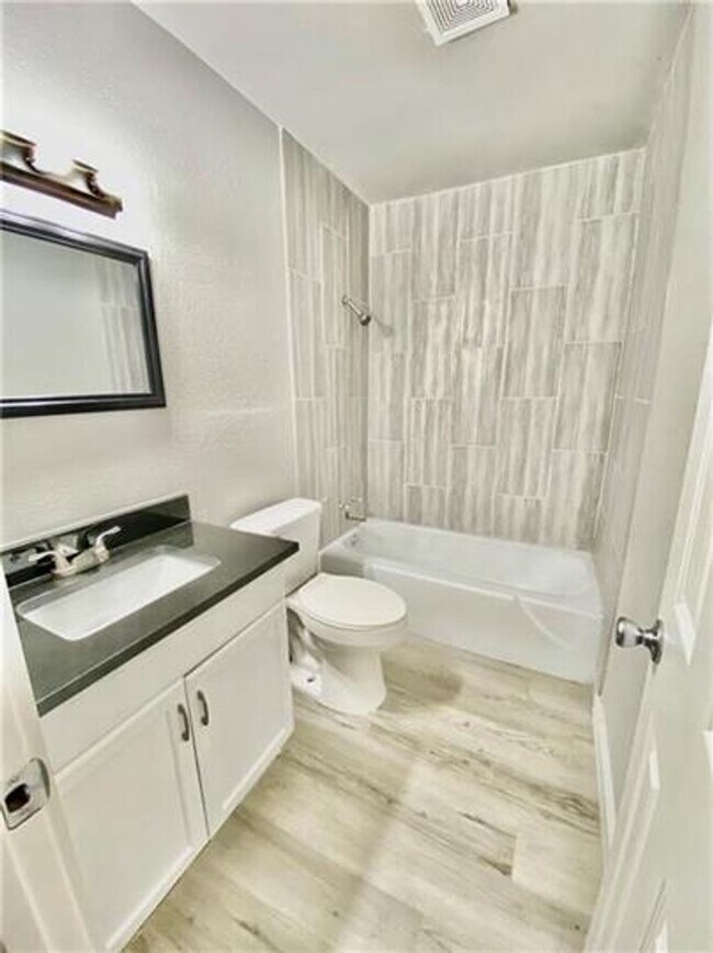 Building Photo - Come check out this wonderful 3 bed/ 1.5 b...