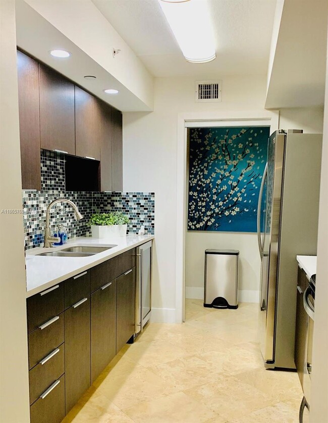 Building Photo - 6917 Collins Ave