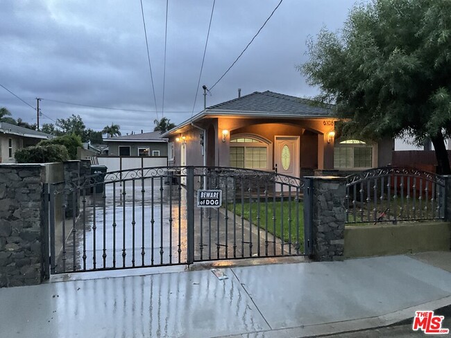 Foto del edificio - 6106 Rockne Ave