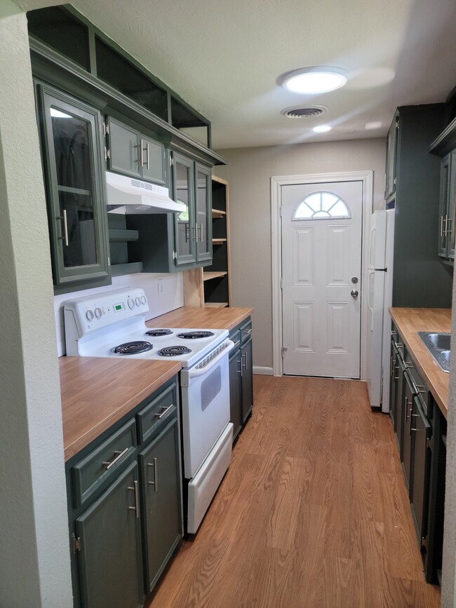 Gorgeous Kitchen with Glass Front Cabinets and large pantry - 1714 N Avenue H