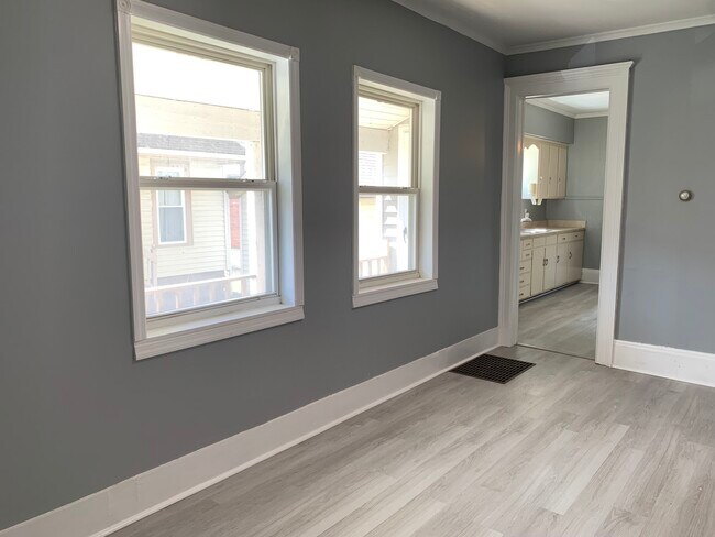 Building Photo - 306 S 4th St