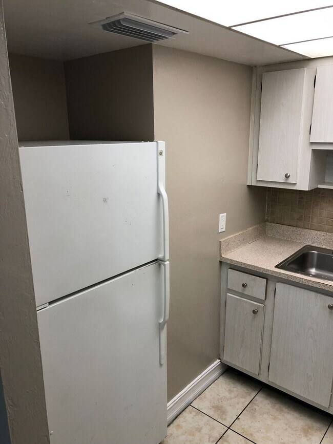 Building Photo - READY TO MOVE IN!!! FAST APPROVAL!