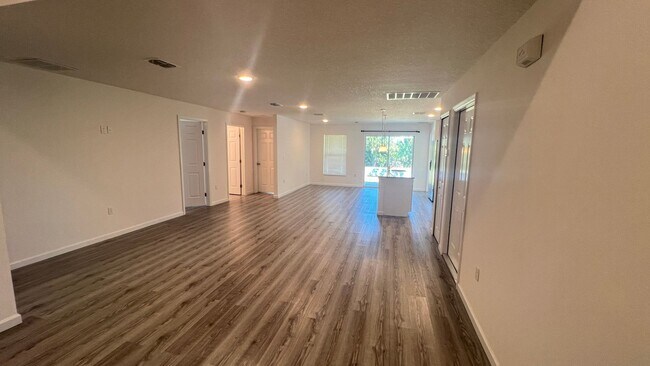 Building Photo - INCREDIBLE, 4 Bedroom, 2 Bathroom Home in ...