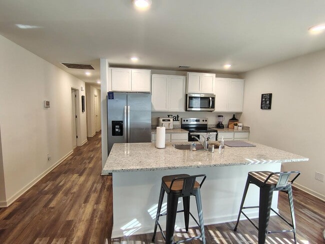 Building Photo - 11312 Poppy Ct