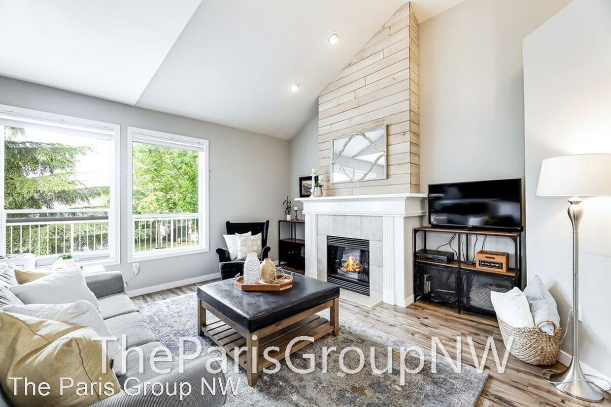 Primary Photo - 3 br, 2.5 bath House - 4817 Lake Ave S #D
