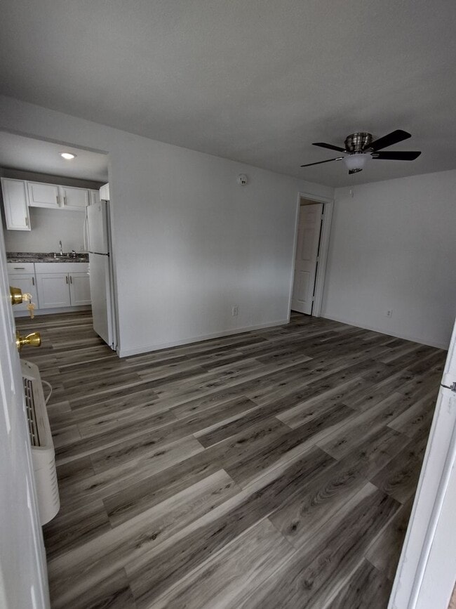 Building Photo - Sharp 1 Bed/1 Bath Updated Apt