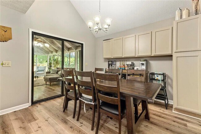 Foto del edificio - Beautiful Newly Renovated 3 Bedroom/2.5 Ba...