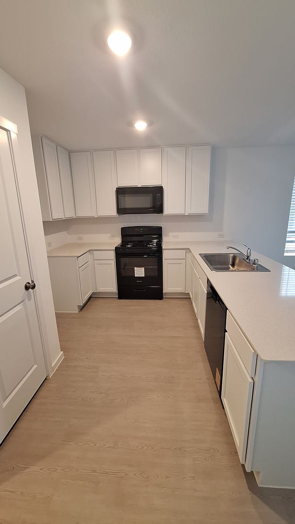Building Photo - NEWLY BUILT 3 bedroom 2.5 Bath *1.5 MONTHS...
