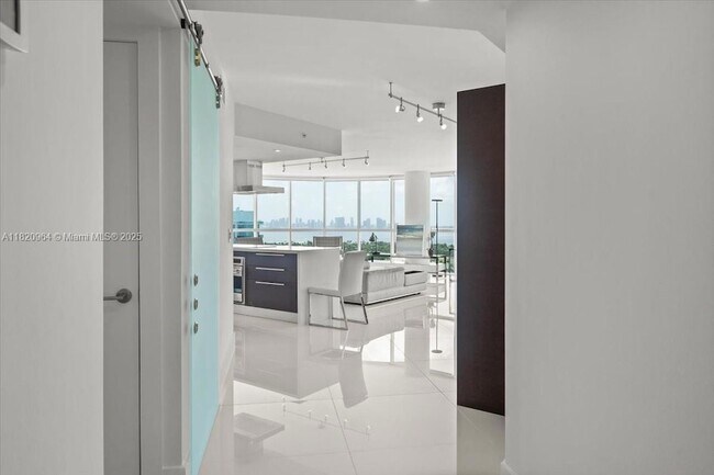 Foto del edificio - 6301 Collins Ave
